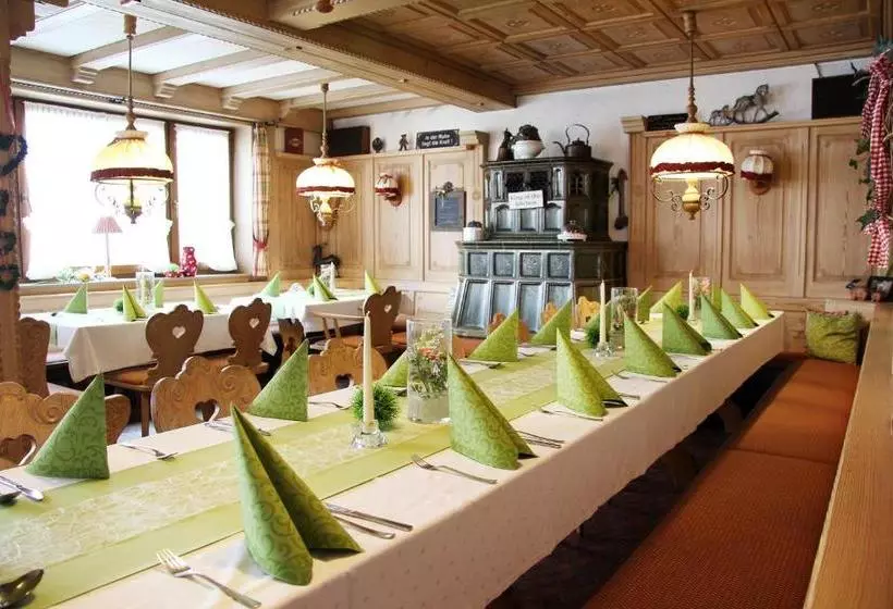 Hotelli Gasthof Und Pension Zur Sonne