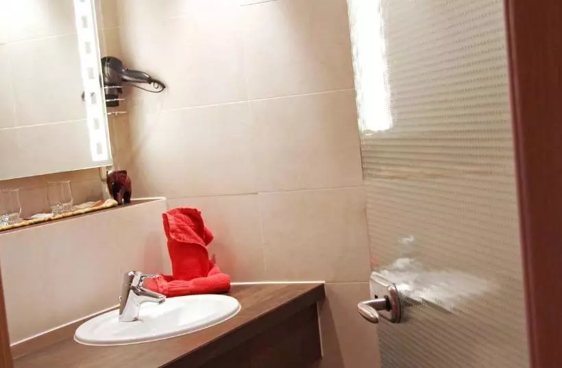 Hotelli Gasthof Und Pension Zur Sonne