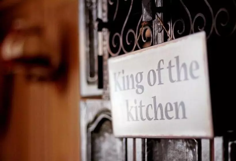 Hotelli Gasthof Und Pension Zur Sonne