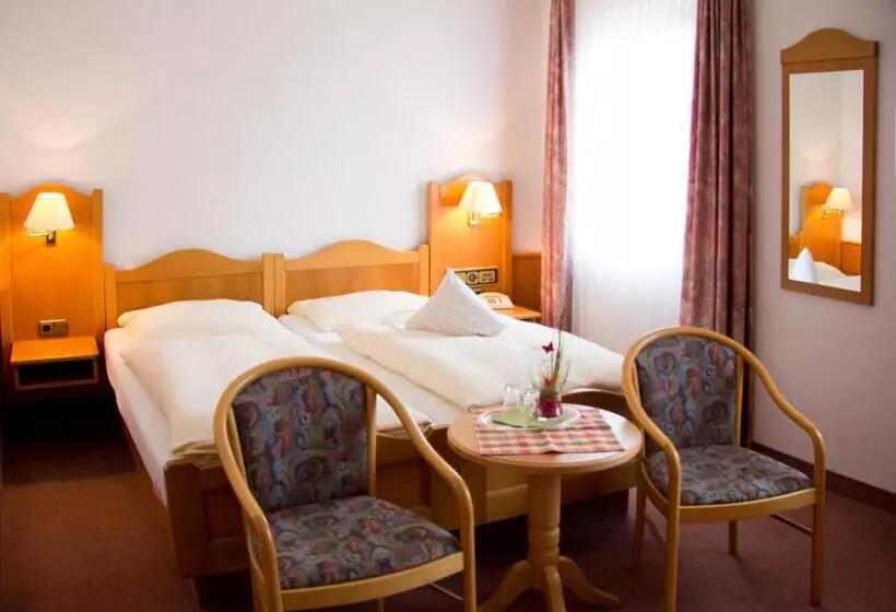 Hotelli Gasthof Und Pension Zur Sonne