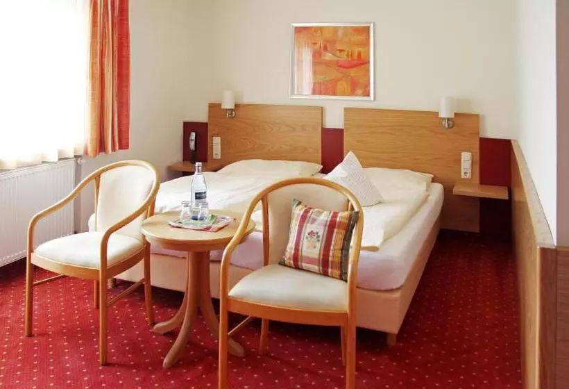 Hotelli Gasthof Und Pension Zur Sonne