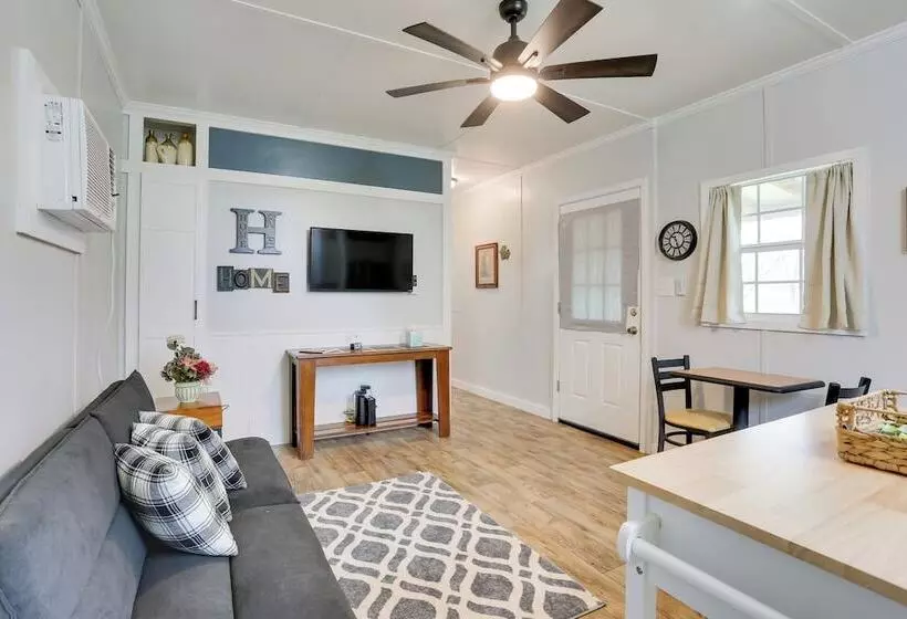 Near Parks & Lakes: Pet Friendly Winnie Cottage