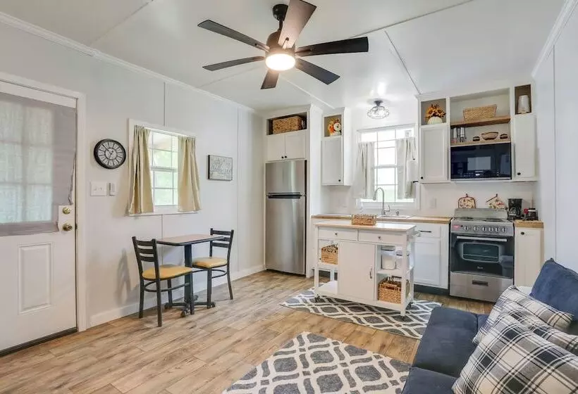 Near Parks & Lakes: Pet Friendly Winnie Cottage