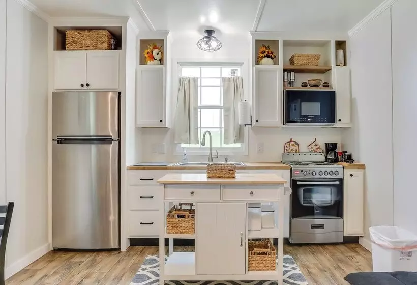 Near Parks & Lakes: Pet Friendly Winnie Cottage