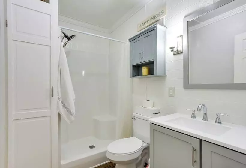 Near Parks & Lakes: Pet Friendly Winnie Cottage