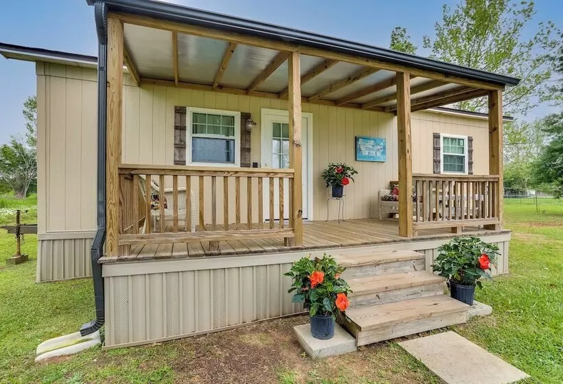 Near Parks & Lakes: Pet Friendly Winnie Cottage