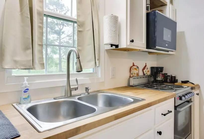 Near Parks & Lakes: Pet Friendly Winnie Cottage