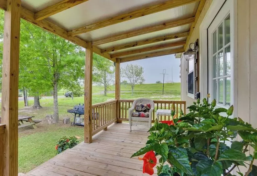 Near Parks & Lakes: Pet Friendly Winnie Cottage