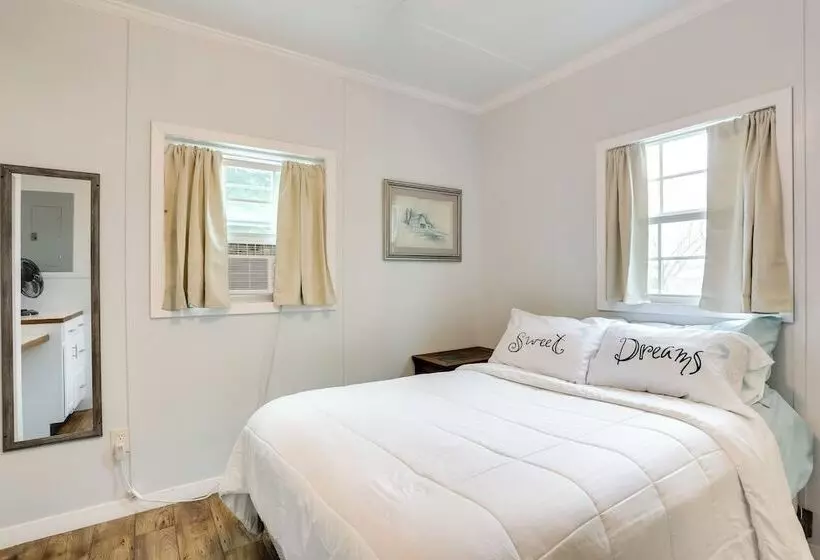 Near Parks & Lakes: Pet Friendly Winnie Cottage