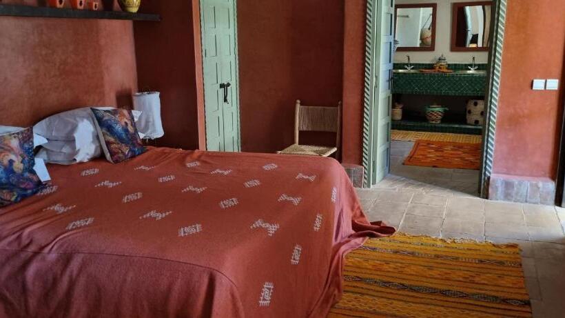 تختخواب و صبحانه Les Trois Paons