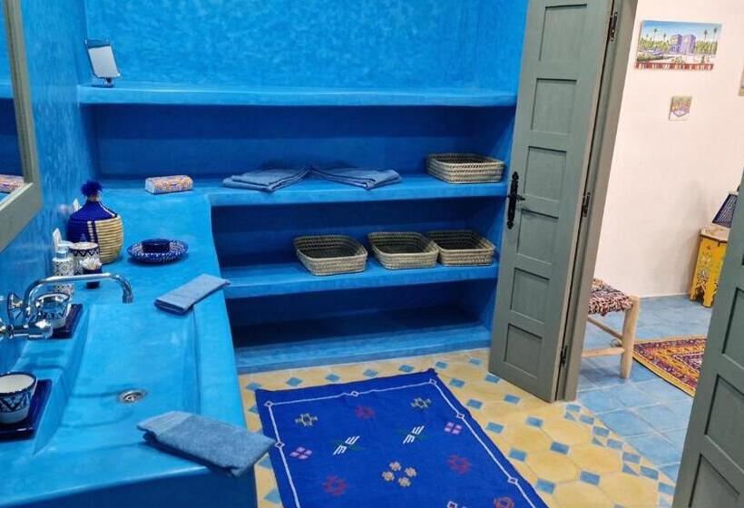 تختخواب و صبحانه Les Trois Paons