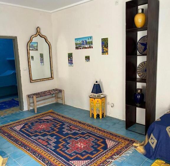 تختخواب و صبحانه Les Trois Paons