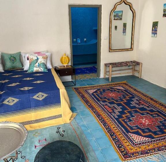 تختخواب و صبحانه Les Trois Paons