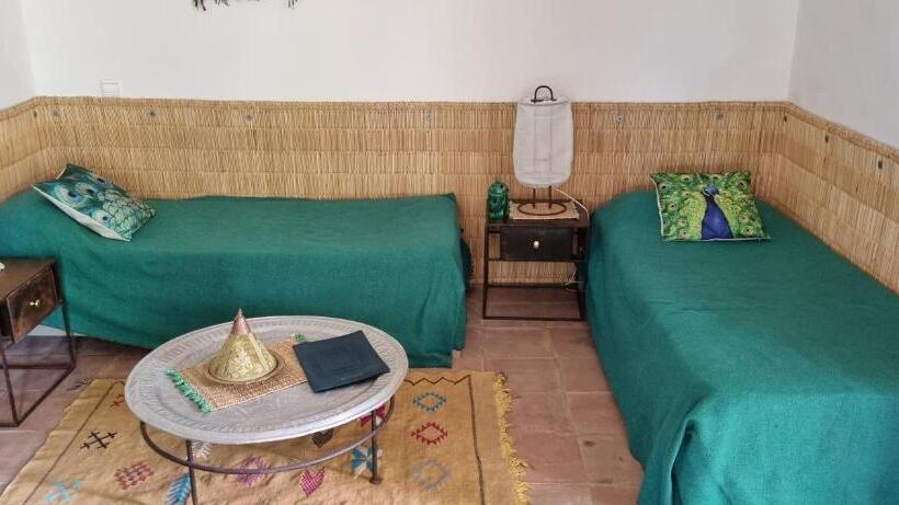 تختخواب و صبحانه Les Trois Paons