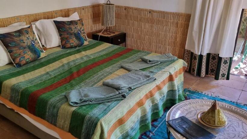 تختخواب و صبحانه Les Trois Paons