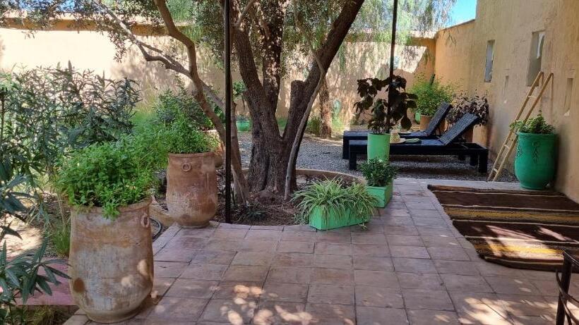 تختخواب و صبحانه Les Trois Paons