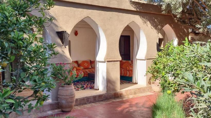 تختخواب و صبحانه Les Trois Paons