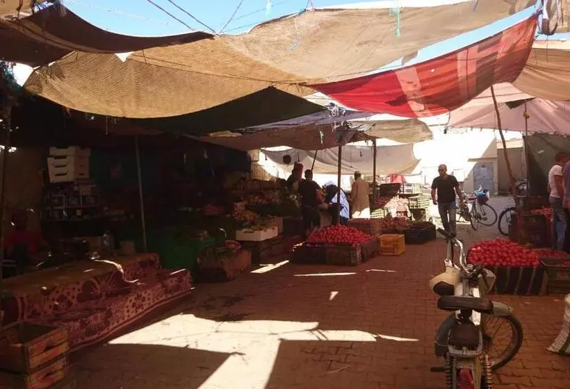 تختخواب و صبحانه Les Trois Paons