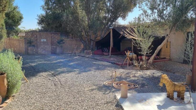 تختخواب و صبحانه Les Trois Paons