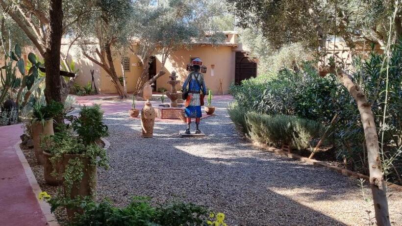 تختخواب و صبحانه Les Trois Paons