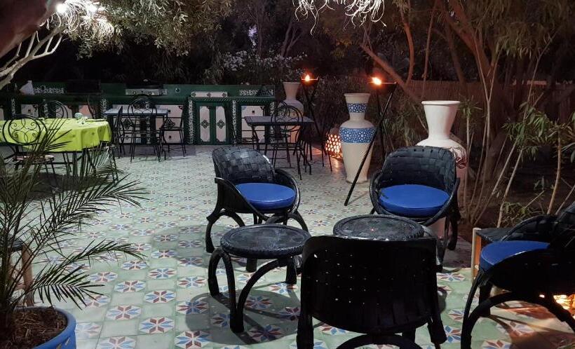 تختخواب و صبحانه Les Trois Paons