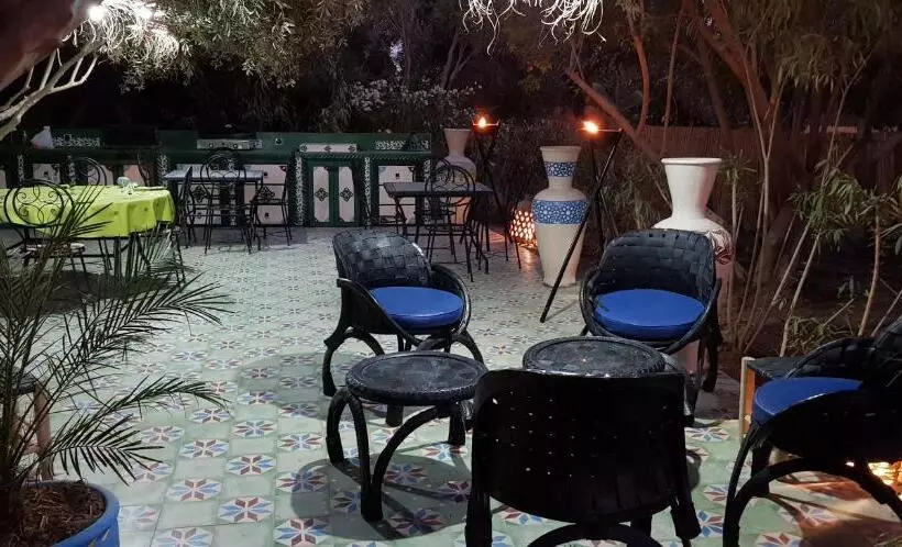 تختخواب و صبحانه Les Trois Paons