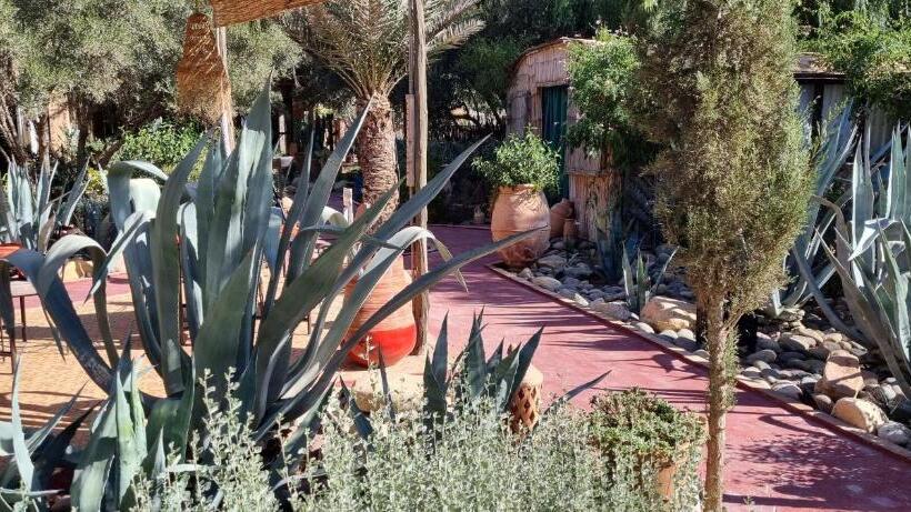 تختخواب و صبحانه Les Trois Paons