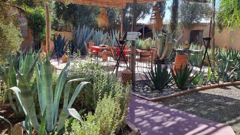 تختخواب و صبحانه Les Trois Paons