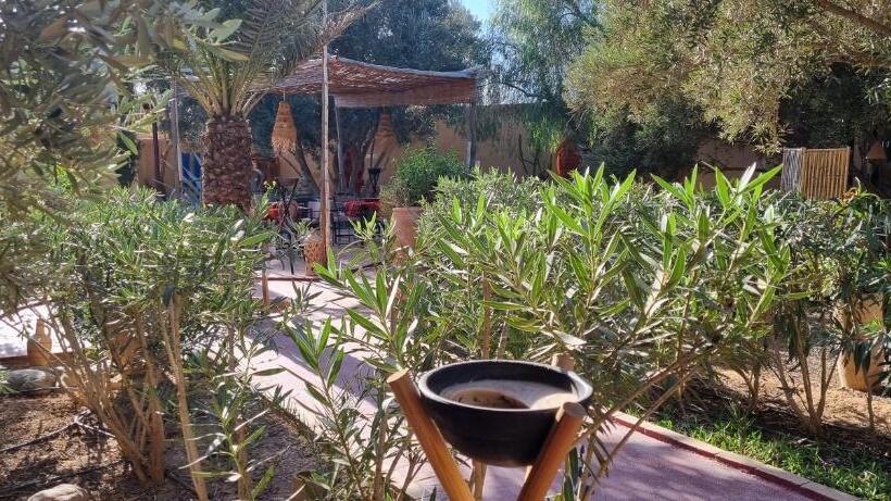 تختخواب و صبحانه Les Trois Paons