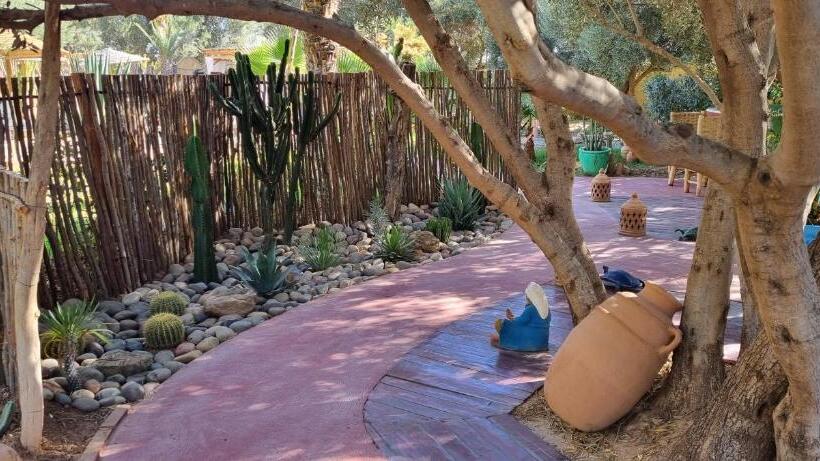 تختخواب و صبحانه Les Trois Paons