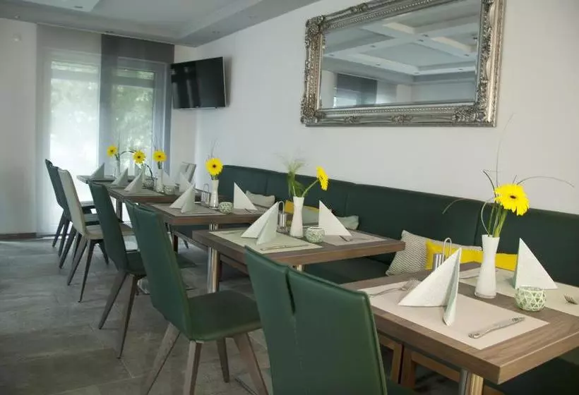 Hotel Am Moosrain Garni