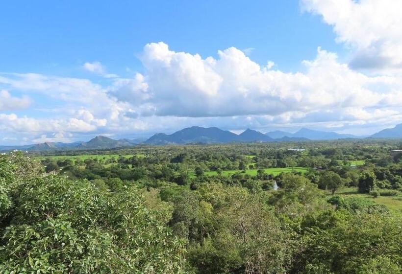 Hotel Into The Wild Sigiriya