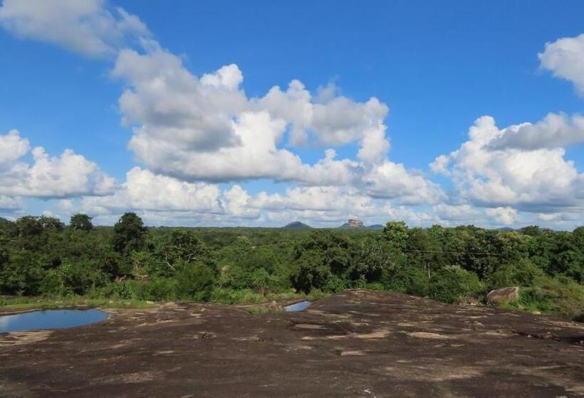 Hotel Into The Wild Sigiriya