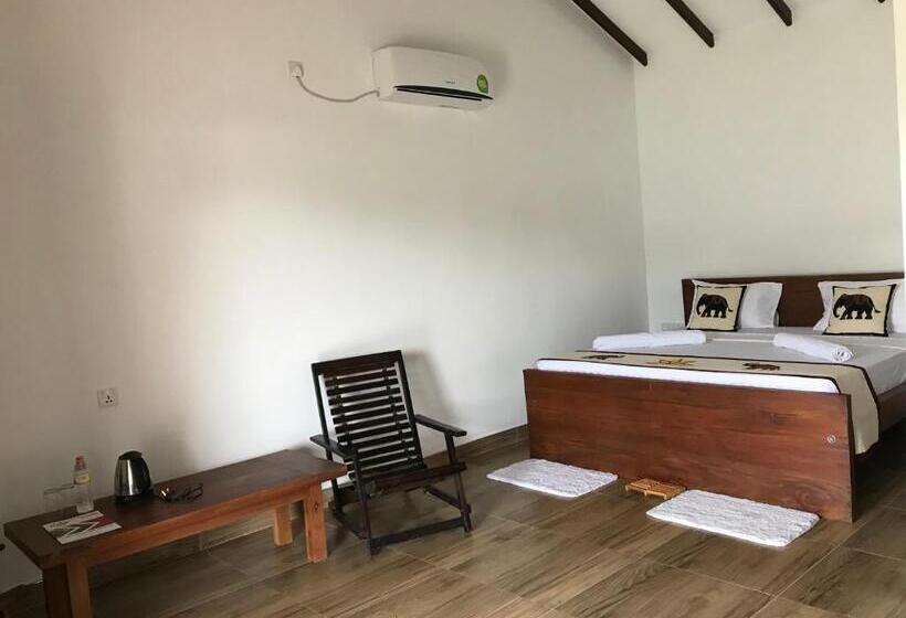 Hotel Into The Wild Sigiriya