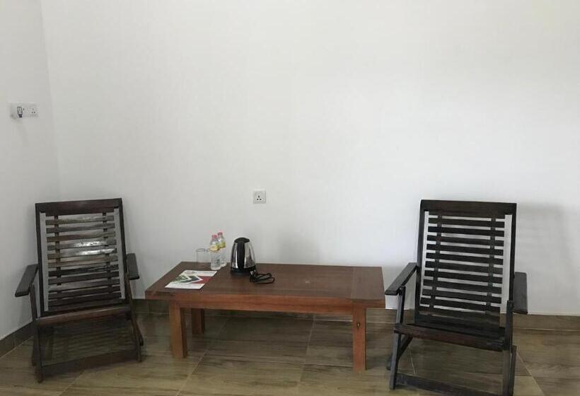 Hotel Into The Wild Sigiriya