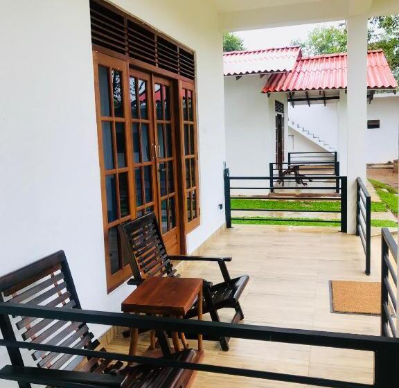 Hotel Into The Wild Sigiriya