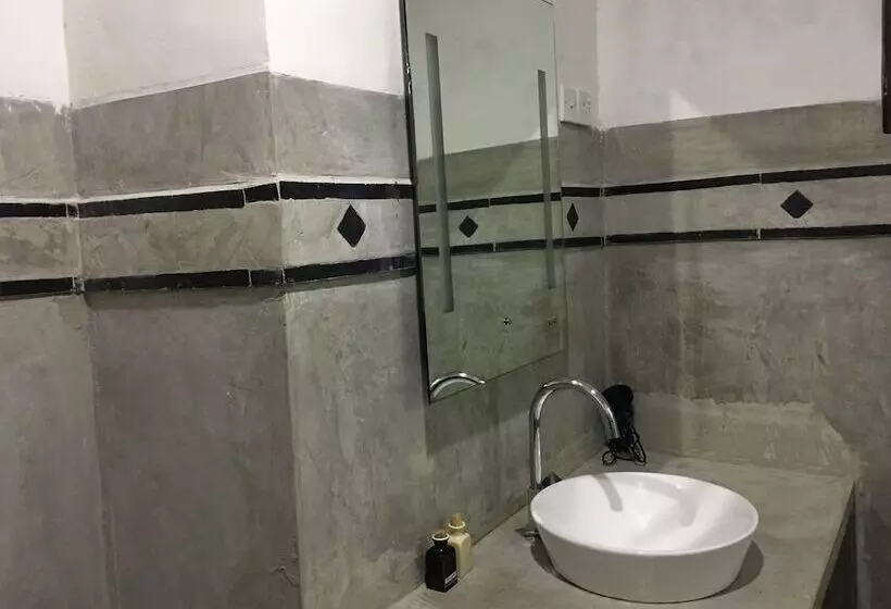 ホテル The Saffron Airport Villa