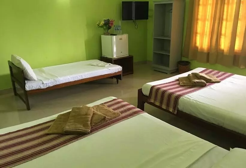 ホテル The Saffron Airport Villa