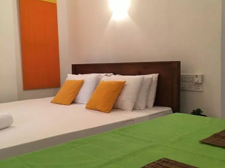 ホテル The Saffron Airport Villa