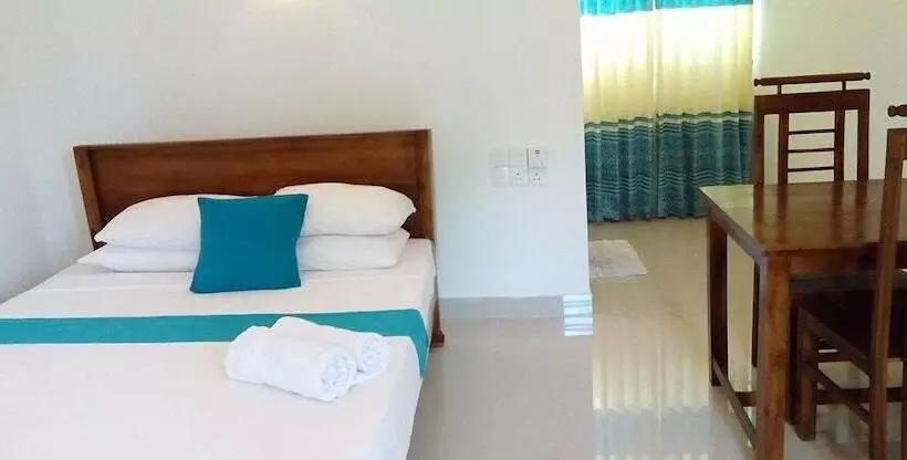 ホテル The Saffron Airport Villa