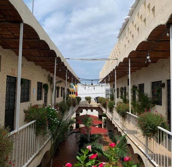 Отель Bungalows Las Glorias