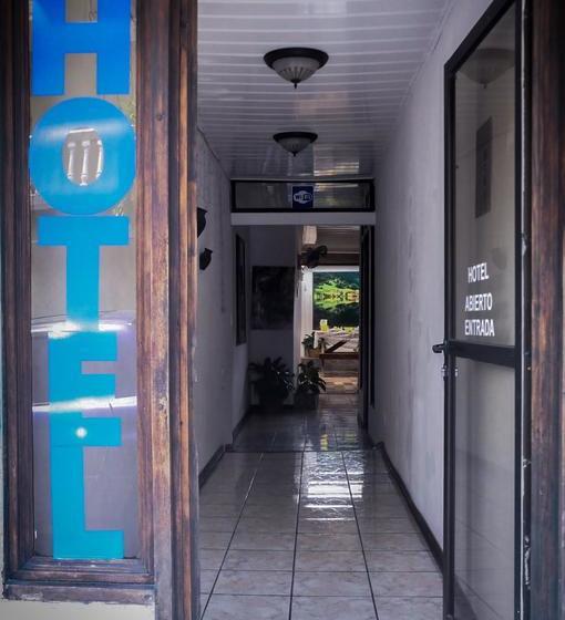 فندق Downtown By The Sea Inn Quepos