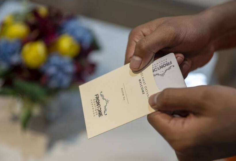 فندق Front One Boutique Karawang