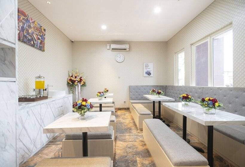 فندق Front One Boutique Karawang