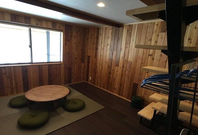 הוסטל Pension Tomato