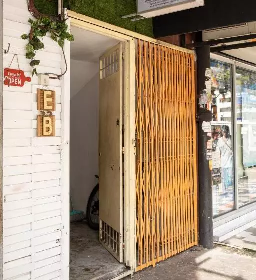 ユースホステル Escape Backpackers Kk