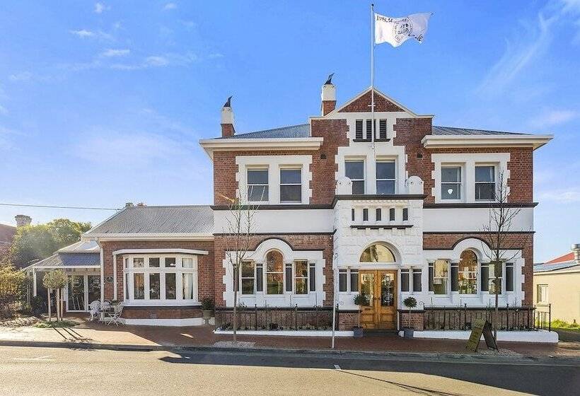 Cygnet Old Bank B & B Cafe & Gift Store