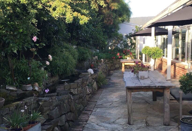 Cygnet Old Bank B & B Cafe & Gift Store