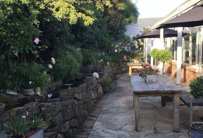 Cygnet Old Bank B & B Cafe & Gift Store