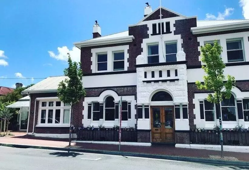 Cygnet Old Bank B & B Cafe & Gift Store